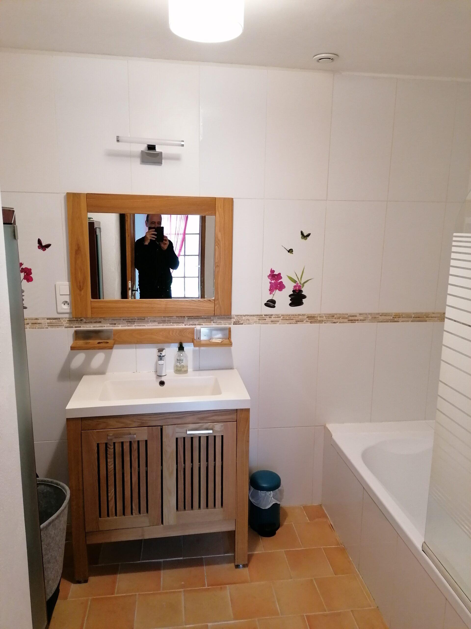 Salle de bain équipée avec douche et baignoire. Font Valléy, gîtes à la ferme.