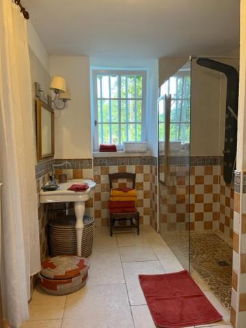 Salle de bains toute équipée avec douche italienne. Font Valley, gîtes à la ferme.
